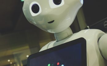 robot blanc tenant une tablette